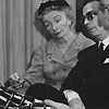 Кармел Шоу (Харперс Базар) рассматривает модель юбки Шанель 52 год Chanel