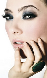 Макияж Smoky eyes с синими тенями Макияж Smoky eyes с синими тенями