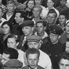 Москвичи слушают новости с фронта в парке культуры, август 1941 года