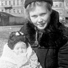 Жительница блокадного Ленинграда с ребенком. фото А.Хандогина
