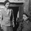 Прохожие у новой столовой в блокадном Ленинграде. 1942 г фото В. Федосеева