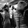Советские посетители рассматривают американские модели одежды, Москва, 1959 г.