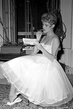 Брижит Барбо фильм - Невеста слишком хороша- 1956 год Брижит Барбо фильм - Невеста слишком хороша- 1956 год