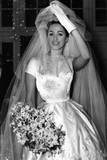 Свадебная фата из тюля (фатина). Писательница Джеки Коллинз, 1959 год Свадебная фата из тюля (фатина). Писательница Джеки Коллинз, 1959 год