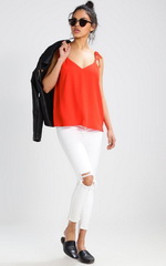Белые джинсы и топ яркого цвета