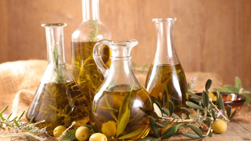 Ароматизированные масла на травах huile-d-olive-comment-l-aromatiser-3-idees-recettes-pour-relever-vos-plats.jpeg