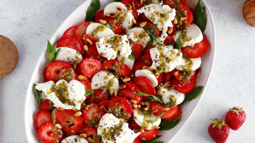 Салаты с клубникой salade-de-fraises-burrata-et-pesto-de-menthe.jpeg