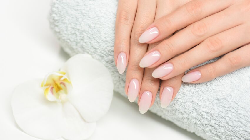 Как сделать красивый маникюр в домашних условиях?! manucure-decouvrez-la-milky-mani-la-tendance-pour-ongles-a-ne-pas-manquer-en-2022.jpeg