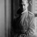 Американский фотограф Ирвинг Пенн в тренчкоте, 1945 год