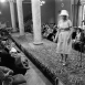 Вера Аралова комментирует показ мод в ОДМО перед участниками Национальной промышленной выставки США, Москва, 1959 г