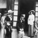 Коко Шанель и Бой перед модным магазином в Довиле, 1913 г.