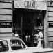 Коко Шанель перед входом в свой модный дом на улице Камбон, конец 1960-х